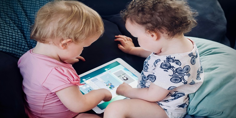 the-ultimate-guide:-10-must-have-technological-tools-for-your-child's-education